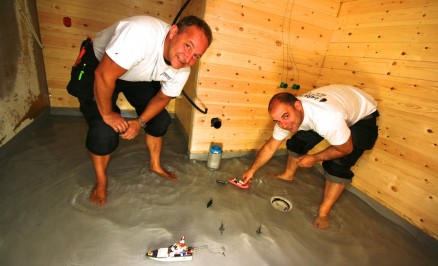 Rørlegger Morten Bergseng (t.v.) og prosjektansvarlig Allan Gloinson fryder seg over en vellykket vanntettest av toppmembranløsningen i BVN-badet 2011. (Foto: FFV)