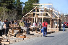 Et yrende liv da 60 mann bygde ny stavkirke på Dovre under Nordisk Treseminar 2011.