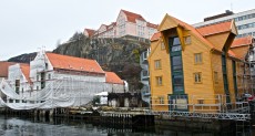 Skuteviksbodene nummer 12 og 13 gikk tapt i brannen i Bergen i 2008, men den gule nummer 11 og de to hvite nummer 14 og 15 er i ferd med å bli ført tilbake til tilstanden før brannen, altså fortsatt litt skjeve og skakke.