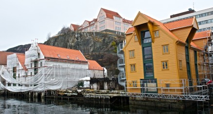 Skuteviksbodene nummer 12 og 13 gikk tapt i brannen i Bergen i 2008, men den gule nummer 11 og de to hvite nummer 14 og 15 er i ferd med å bli ført tilbake til tilstanden før brannen, altså fortsatt litt skjeve og skakke.