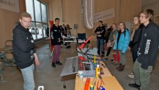 En kjapp titt på elektroverktøyet og annet utstyr som brukes av byggfagelevene vekket kanskje interessen hos disse elevene for et byggfag som framtidig yrke.