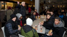 Litt mat underveis i orienteringen om bygg- og anleggsfag smaker for disse ungdomsskoleelevene som besøkte Sogn videregående skoles åpne dag i dag. Faglærer Petter Mortensen forteller hva som skal skje videre.