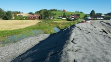Flere flomvoller som denne ved Lillestrøm, vil bli nødvendig med økte nedbørsmengder og større fare for flom og påfølgende fuktskader.