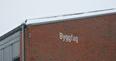 Byggfagelever som tar fagbrev etter endt læretid, bør få samme muighet til videre utdanning på høyskole og universitet som elever som har gått allmennfag mener LO.