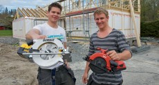 Tømrerne Ole Jørgen Stokkebek og Magnus Gustafsson i Håndverksbygg er klare til å teste ut to av de fire batteridrevne sirkelsagene som er med i Byggmesterens sagtest. Resultatet kan du lese i juliutgaven av bladet.