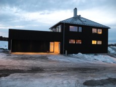 Huset kan minne om byggmesterfunkis fra 1940-tallet, mener arkitekten, Geir Brendeland. Det har et gjennomgående vindfang mellom huset og dobbeltgarasjen. Over garasjen er det anlagt terrasse.