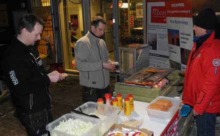 Michael Nyberg i Kaba Møller Undall (nærmest) var en av de første kundene ved grillen.
