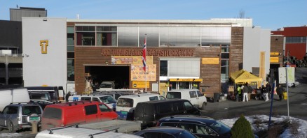 Parkeringsplassen er full og kundene har flokket seg om hamburgergrillen i jubileumsuka.