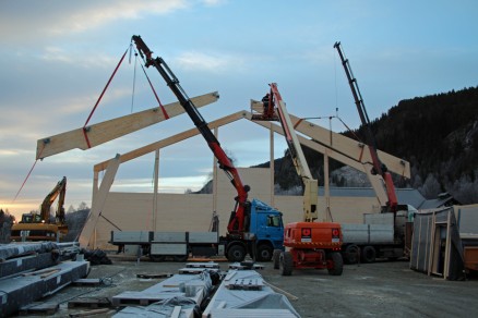 Lastebiler med kraner og gode kranførere løfter det meste som må løftes. Liften brukes til alt arbeid i høyden. (Foto: Joakim Dørum)
