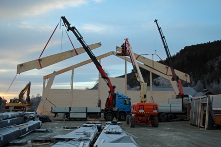   Lastebiler med kraner og gode kranførere løfter det meste som må løftes. Liften brukes til alt arbeid i høyden. (Foto: Joakim Dørum)