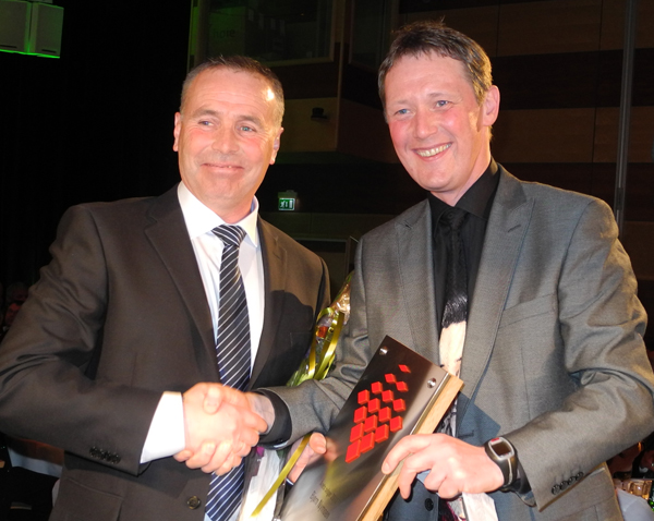 Bjørn Arne Nymoen i Fron Bygg AS (t.v.) gratuleres av markedssjef Anders Paulsen for prisen årets selger.