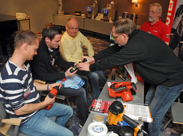 Moteks Rolf A. M. Hansen og Odd Arne Halvorsen demonstrerer skrudriller og borhammer for Kim Straume, Stian Grøtte Nilsen og Inge Straume i straume Mesterbygg AS.