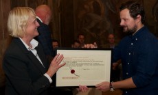 Daglig leder Hilde Brodal i Mesterbrevnemnda delte ut mesterbrevene, her til Anders Bastrup.