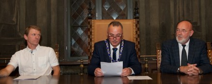 Styreleder Pål Øye i Byggmesterforbundet i Oslo talte til de nye byggmesterne, her flankert av Morten Andersen til ventre og Arvid Søgaard til høyre.