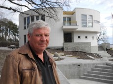 Byggmester Knut Langaas er med rette stolt av det runde huset firmaet har bygd i Horten. Til tross for en lang karriere, er dette det eneste han har bygd uten rette hjørner.