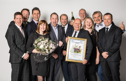 Icopal AS - En overlykkelig vinner. (Fv) Innkjøpsdirektør i Nordek Erik Habberstad, Trond Falao, Ole Magnus Martinsen, Anette Strømberg, Claus Callsen, Asbjørn Jønland, Trond Leirvik med diplomet, Trygve B. Thøgersen, Lise Øverjordet fra Nordek Innkjøp, Odd Erik Dragseth og Jørn E. Erlund fra Nordek Innkjøp. Foto: Jens Haugen Studios