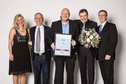 Salgs- og markedssjef i Boen Jan Nielsen med diplomet for beste stand, flankert av (Fv) Eline Solberg, Nordek Innkjøp, Ernst Ove Olsen, Boen og Hans Fredrik Bøhmer fra XL-BYGG. Foto: Jens Haugen Studios