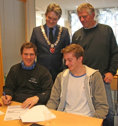 Lærlingen Martin Natland Igelkjøn og byggmester Christian Gjertsen i Odin Bygg signerer lærlingkontrakten, under oppsyn av fylkesordfører Tom-Christer Nilsen og Jarl-Erik Fosse.