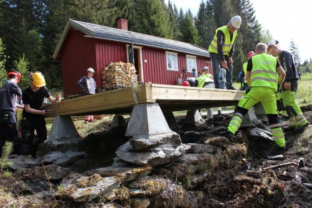 Husåsen ser velvillig til mens nybygget vokser frem. Foto Steinar Kåre Hammer.