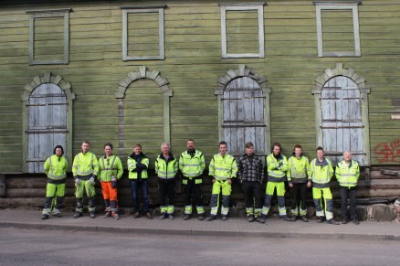 Klikk for stort bilde: Fra venstre Per Erik Hovden, Marius Henrik Grønlund, Ole Ormshammer Aadne Sollid, studierektor Bård Buer, faglærer Trond Holm Bøylestad, faglærer Henrik Engeland, Lasse Østrem, Anders Johan Inntjore, Jonas Johansen, Even Berge, Sigmund Hertzberg. Foto: ©Riksantikvaren.