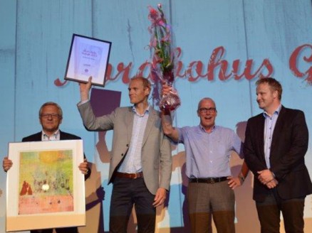 Daglig leder Tor-Atle Fuglerud, Bjørn Fuglerud, Stein Skymoen og Ole Asbjørn Møller i Nordbohus Gjøvik med prisen årets beste bedrift.