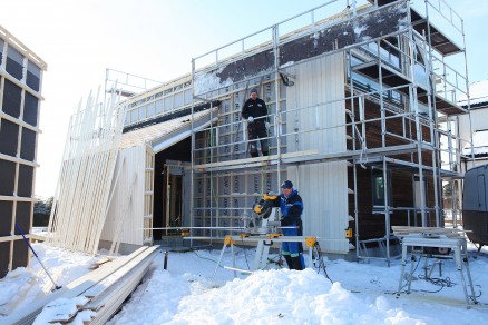 Prekuttede utvendig kledning står klar til å spikres på veggen.