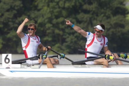 Kristoffer Brun og Are Strandli jubler for det første norske gullet i dobbeltsculler siden 1982. (Foto: Katie Steenman