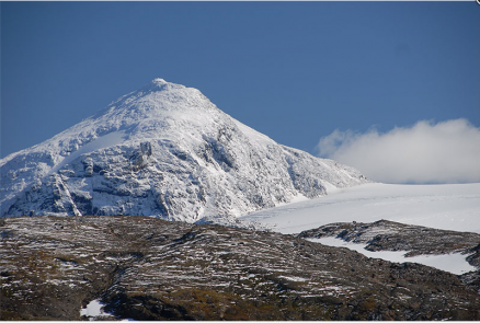 Utsikten mot toppen er uslåelig. (Foto: Hemnes Turistforening).