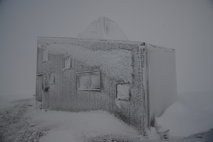 - Vindforholdene er til dels ekstreme, og det er normalt med snø og is i alle månedene i året, sier Brygfjeld. (Foto: Svein Arne Brygfjeld).