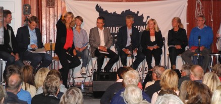 Panelet i «Svarte natta» var så bredt at det knapt var plass på scenen til alle: (f.v.) Terje Breivik (V), Kjell Ingolf Ropstad (KrF), Karin Andersen (SV), Anette Trettebergstuen (AP), statssekretær Torkil Åmland (FrP), skattedirektør Hans Christian Holte, Trude Tinnlund (LO), Ingebjørg Harto (NHO og Anders Folkestad (Unio). Jorunn Berland (YS) ble gjemt i høyre kant av bildet.