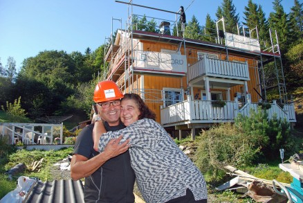 Klikk for stort bilde. Susanne Christiansen gir Arve Skive fra Byggnord en god klem etter at nytt tak er lagt på huset. (Foto: Lars Sørnes)