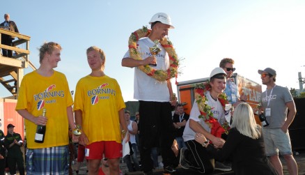 Bård Sørensen og Marius Pettersen, Berntsen Byggservice, tronber på toppen av seierspallen i Ta sjansen. For øvrig ser vi: Kasper og Marius, Kjølen og Nydal Bygg (t.v.) og fiaskoprisvinnerne, Anders Torvik Haarberg og Joakim Wiik, Jos Bygg.