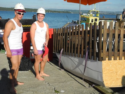 – Vi måtte jo bygge en terrasse, sier Kato Rasmussen og Daniel Østrem fra Norgeshus Haugesund. De hadde snekret farkosten ”Lærlingen” på fattige fire arbeidstimer, utstyrt den med rekkverk, parasoll og solstoler.