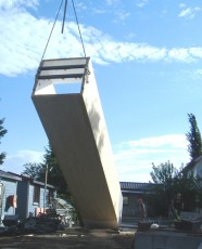 Innfestingene ble gjort og nødvendige tester utført, mens sjakta ennå lå på bakken.  (klikk og få større bilde)  (Alle bilder: Eskil Ørdal)