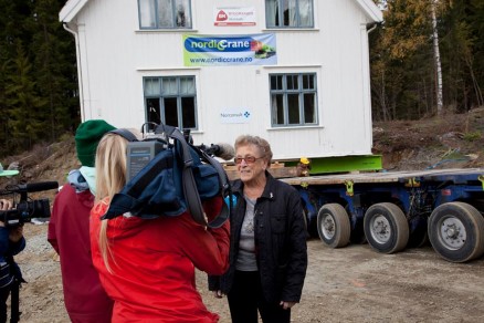 Astrid Svenneby på 85 år vokste opp i Svennebyvillaen og  intervjues av NRK om flyttingen. (Foto: Audbjørn Rønning/Maihaugen)