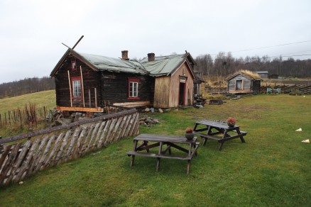 Klikk for stort bilde. Flere stokker nederst i tømmerkassa er skiftet med nytt tømmer. (Foto: Harald Vingelsgard)