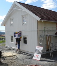 Skilt og bannere på byggeplassen er eneste markedsføring firmaet benytter seg av. 