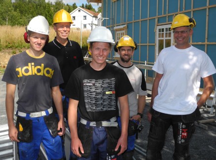 Opplæring er viktig i Hans-Eriks Bygg AS som understreker det med å sette lærling og fersk svenn i første rekke: (f.v.) lærling Tor Andreas Wien og svenn André Eriksrud, og i andre rekke: Hans Dehlimarken, Torgeir Benoni og Erik Raknerud