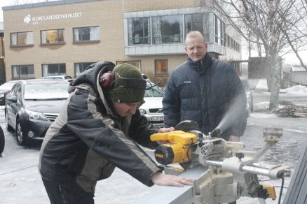 Så lenge språket og holdningene er gode, vil Johansen ha folk inn i bedriften. (Foto: SnekkerBjørn)