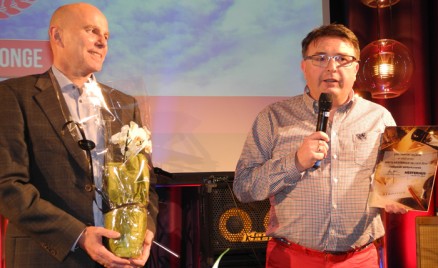 Odd Martin Velsvik, i Tømrer Service AS, Volda, med prisen for beste salg til prosjekt som ble overrakt av Raymond Myrland. 