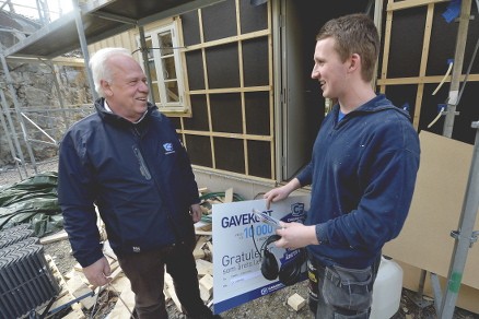 Navn Navn fra Carlsen Fritzøe gratulerer Henrik med innsatsen. (Foto: Carlsen Fritzøe)