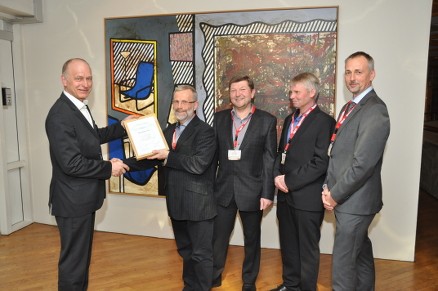 Diplomet presenteres av Jørn Brunsell fra Treteknisk til (fra venstre) Knut Narvestad (Gran Almenning), Jan Høiby (Miljøbygg), Torstein Johnsrud (Gran Almenning) og Tom Stubberud (HR-Prosjekt). (Foto: Treteknisk) 