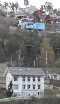 Boligen ligger fint til med utsikt over indre del av Oslofjorden.