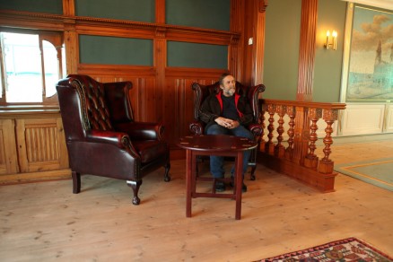 Tømrermester Nils Sørvåg i biblioteket hvor alt er pusset opp av hans firma. (Foto: Harald Vingelsgaard)