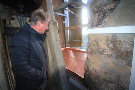 Klikk for stort bilde. Regnvannet som driver inn gjennom den søndre luka, blir nå samlet opp i et kobberkar. Et elektrisk varmeelement slår seg på automatisk og damper bort vannet.  (Foto: Tom Brodin)