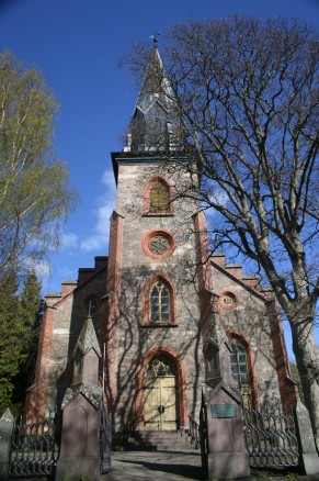 Tjøme kirke er i nygotisk stil, bygd med den lokale bergarten larvikitt med detaljer i teglstein. (Foto: Frank Berg)