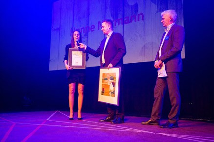 Året beste selger prosjekt 2014. (f.v) Hanne Normann, Nordbohus Romerike, Stian Moursund (Nordbohus AS). (Foto: Nordbohus)