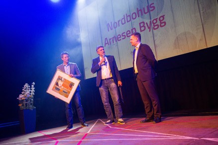 Årets beste kundetilfredshet 2014. (f.v) Hans-Kristian Arnesen, Jan-Kåre Røstad, Arnesen Bygg, Stian Moursund (Nordbohus AS). (Foto: Nordbohus)