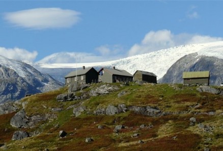 Stølen ligger under Jostedalsbreen, med storslagen utsikt til spektakulær natur.(Illustrasjon: DNT)