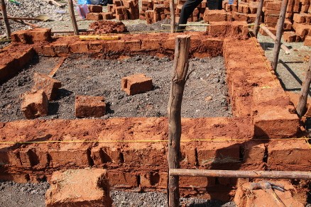 Et lokalt tilpasset hus med byggematerialer fra der du bygger. (Foto: Solid Earth Africa)